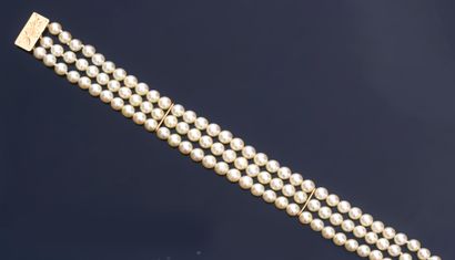 null Bracelet à trois rangs de perles de culture, fermoir en or 750e à glissière....