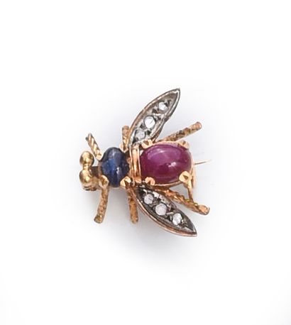 null Brooch in gold 750e, stylizing a bee the body decorated with cabochon of ruby...