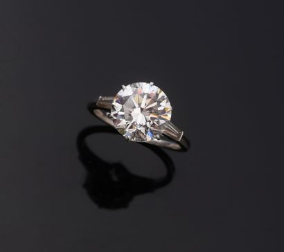 V.C.A Solitaire en platine 850e, serti d'un diamant de taille brillant de 4,01 ct,...