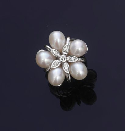 null Bague fleur en or gris 750e, orné d'un motif de cinq perles de culture ovales...
