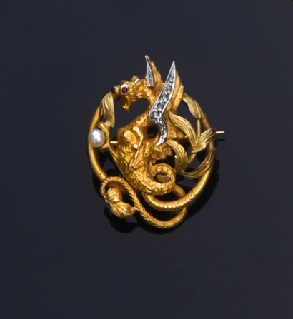 null Brooch in gold 750e, decorated with a chimera holding a pearl, the wings decorated...