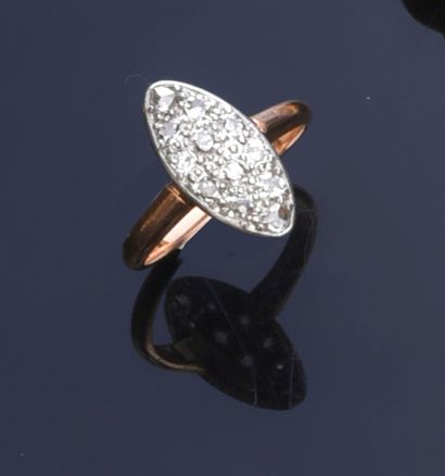  Bague marquise en or 750e, ornée d'un motif en amande sertie de diamants de taille...