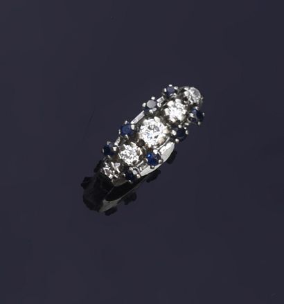 null Bague demi-jonc en or gris 750e, orné d'une ligne de diamants de taille brillant...