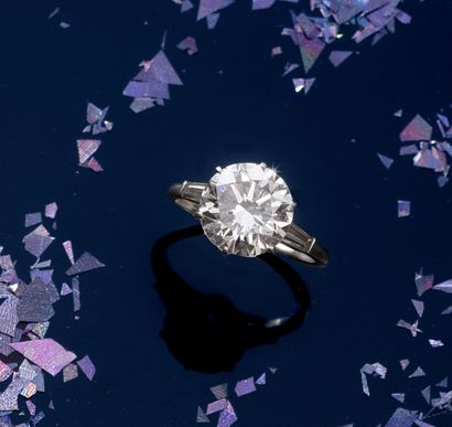 V.C.A Solitaire en platine 850e, serti d'un diamant de taille brillant de 4,01 ct,...