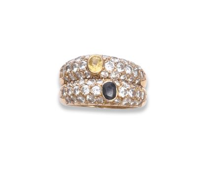 null Double ring in gold 750e, decorated with an oval blue sapphire and a yellow...