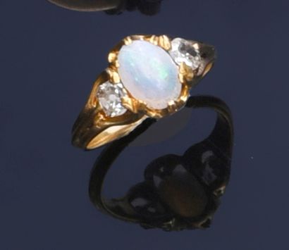 null Bague en or jaune 750e, ornée d'une opale ovale épaulée de deux diamants de...