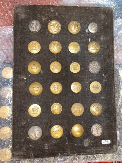 Brown velvet plate of 14 buttons, and 10...