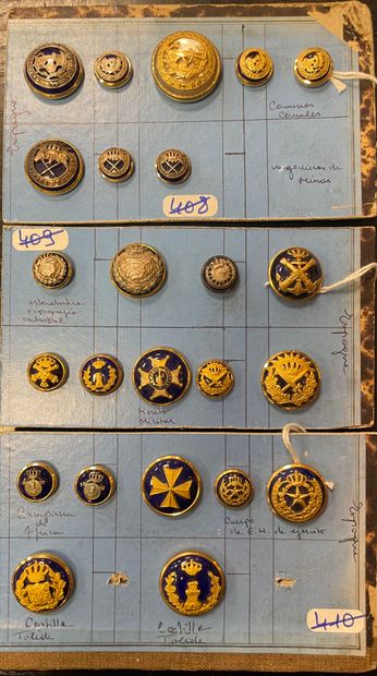 null Espagne / sur planches 24 boutons bombés, la plupart émaillé bleu sous couronne...