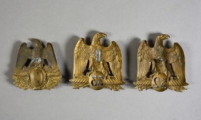  Lot de trois plaques de shako : -Deux de Garde Nationale 33ème et 52ème régiment...