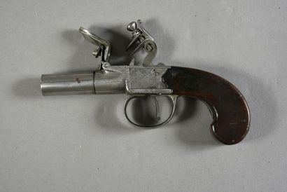 null Flintlock and scottish handgun, defective mechanics, wear.
Barrel : 5,5 cm,...