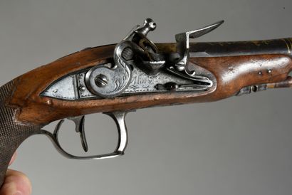 null Small travel pistol, flat-body flintlock signed "Mary", long barrel and squared...