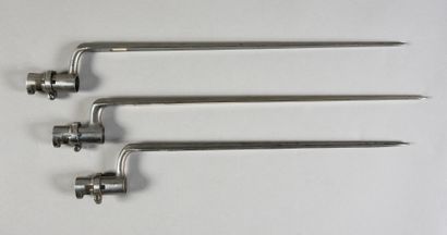null Lot of three bayonets with various casings. Good condition.