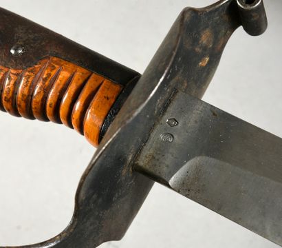 null Curieux et sabre de marine modèle 1872, garde enveloppante en fer ajouré et...