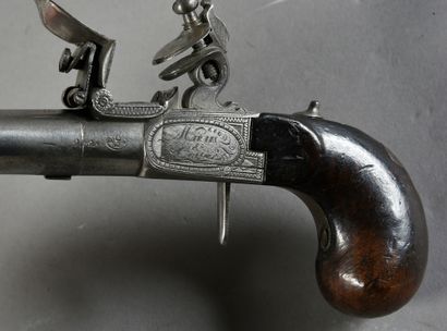 null Pistolet coup de poing à silex et à l'écossaise, platine gravée et signée «Mariais...