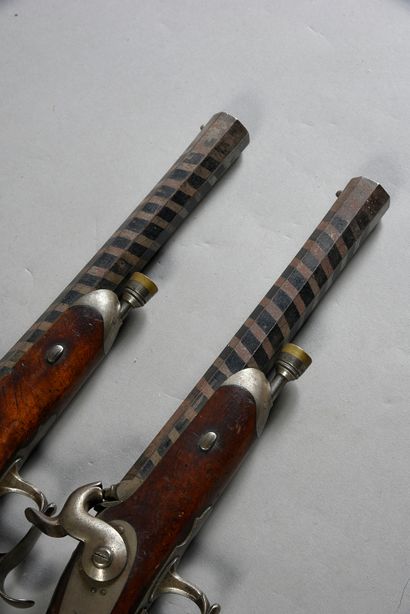 null Paire de pistolets d'officier à percussion modèle 1833 1er type, platines signées...