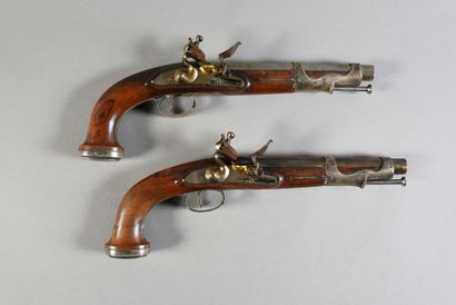 null Paire de pistolets d'officier à silex, platines marquées «Manufacture à Versailles»,...