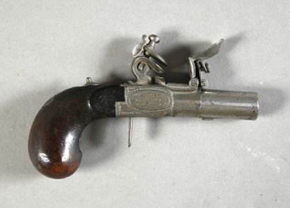 null Pistolet coup de poing à silex et à l'écossaise, platine gravée et signée «Mariais...