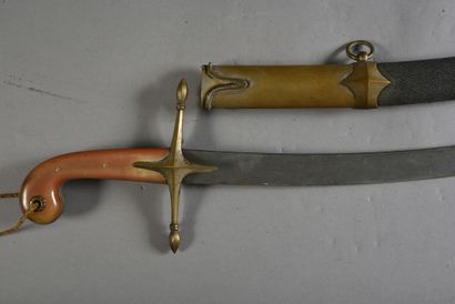 null Sabre à l'orientale, fusée en corne blonde, croisière en bronze à quillons ovales,...