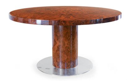 RIZZO Willy (né en 1928) Table de salle à manger, en placage de loupe, de forme circulaire,...