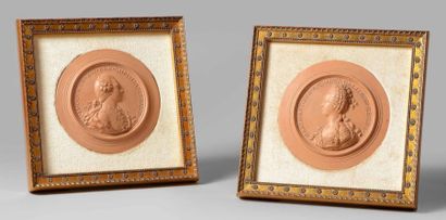 null Paire de médaillons en terre cuite, représentant les profils du roi Louis XVI...