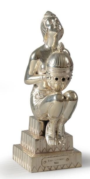 TRAVAIL ART DECO Brûle-parfum, en métal argenté, représentant une femme assise portant...