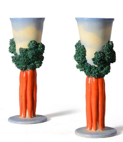 null Deux vases en céramique polychrome, figurant une botte de carottes, à couverte...