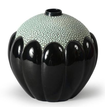 SAINT-CLEMENT Vase sphérique en faïence à corps côtelé émaillé noir et à l'entourage...