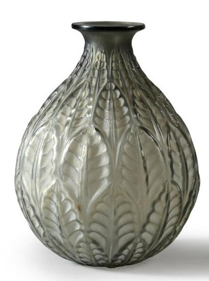 LALIQUE France Vase en verre, piriforme, à décor de feuilles en relief. Signé sur...