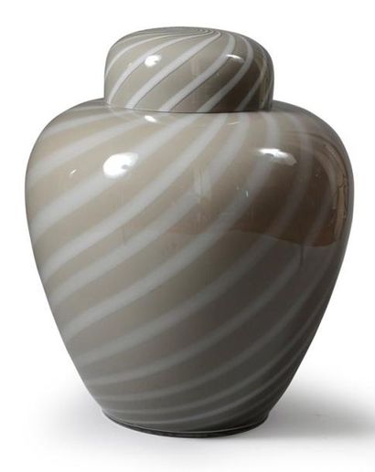 VENINI MURANO Grand vase couvert en verre gris à décor de spirales blanches. Petits...