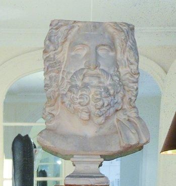 Tête de Neptune en plâtre, reposant sur un...