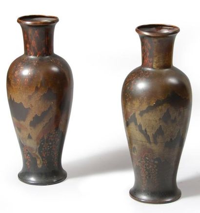 null Paire de vases en dinanderie, de forme balustre, à décor d'inspiration japonaise...