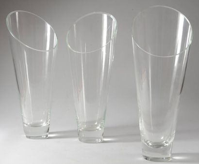 null Suite de trois vases tronconiques en verre épais transparent, à section asymétrique....