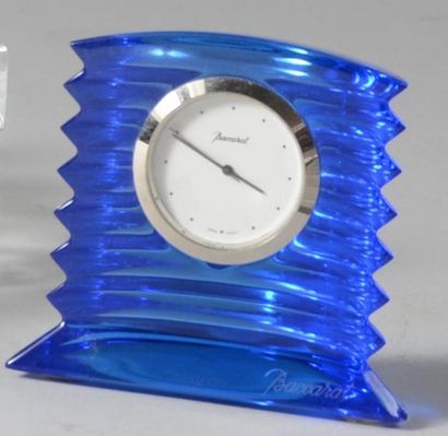 BACCARAT Petite pendulette de table en cristal bleu. Travail français du XX e siècle....
