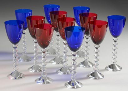 BACCARAT Ensemble de 20 verres à vin en cristal bleu, sur pied transparent, modèle...