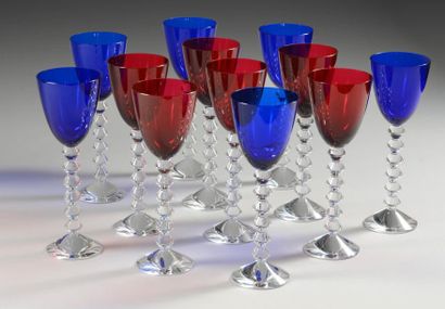 BACCARAT Ensemble de 11 verres à vin en cristal rouge, sur pied transparent, modèle...