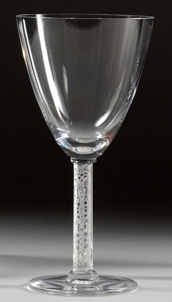 LALIQUE France Ensemble de 17 verres à eau en cristal, base carrée, à motifs dépolis....