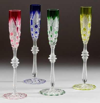 BACCARAT Ensemble de 4 verres à vodka, en cristal taillé, de couleurs différentes,...