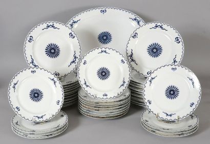 MING BLUE Partie de service en porcelaine de Paris comprenant 24 assiettes plates,...
