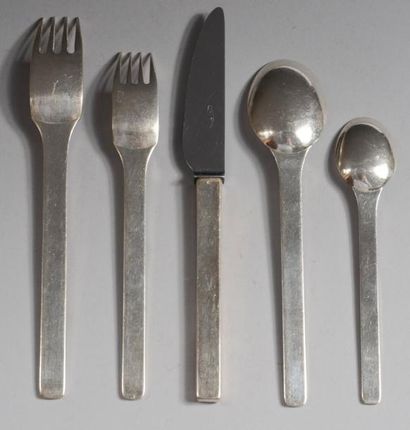 Maison JANSEN Service de 69 pièces en métal comprenant: 11 fourchettes de table,...