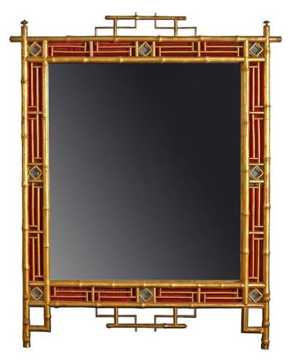 null Miroir en bois doré, à décor d'imitation bambou sur fond églomisé rouge, alterné...