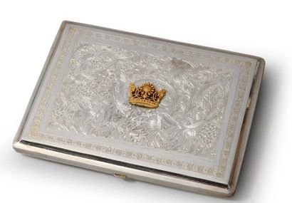 null Etui à cigarettes en argent, à décor appliqué au centre de la couronne royale...