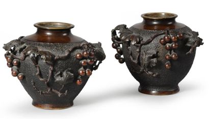 Paire de vases de forme ovoïde, en bronze...