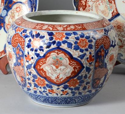 null Cache-pot, en porcelaine à décor polychrome, alterné de personnages. Imari,...