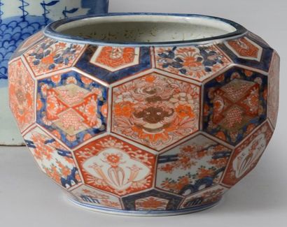 Cache-pot, en porcelaine à décor polychrome,...