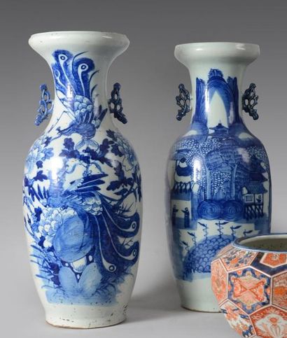 null Paire de vases, en porcelaine bleue et blanche, à décor d'une maison au bord...
