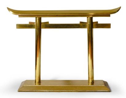 null « Porte du bonheur » en laiton doré. Chine, Travail du XX e siècle. H.: 57 cm...