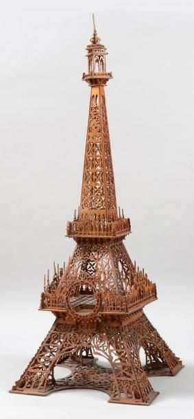 null Tour Eiffel, en bois à décor ajouré, plusieurs éléments manquant dont la montre...