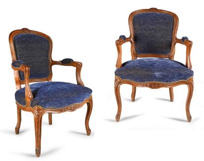 MAISON JANSEN Paire de fauteuils de style Louis XV en bois sculpté, les assises recouvertes...