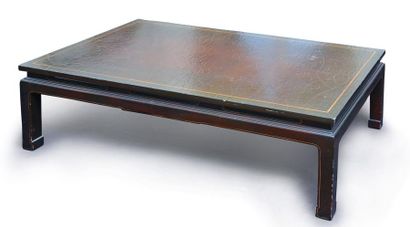 MAISON JANSEN Grande table basse, de style chinois, en bois laqué marron orné d'un...
