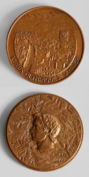 1968. Grenoble Médaille officielle de participant. En bronze. Graveur Coeffin. 1ère...